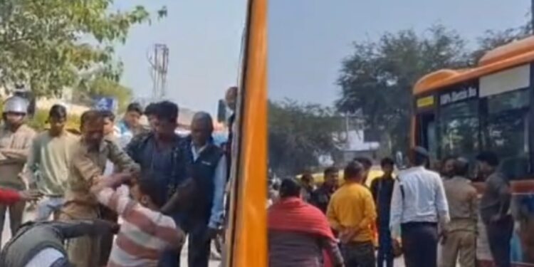 ट्रैफिक पुलिस के सामने हमला? शहीद पथ कांड का वीडियो वायरल