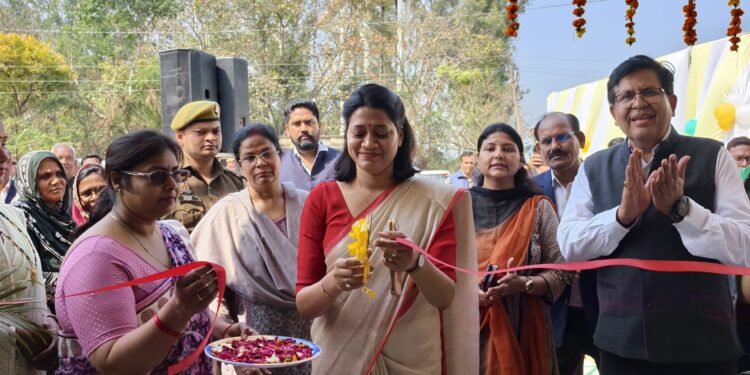 डीएम ने नवनिर्मित संकुल भवन का किया उद्घाटन