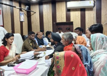 डीएम ने तहसील महराजगंज में सम्पूर्ण समाधान दिवस में फरियादियों की सुनी समस्याएं