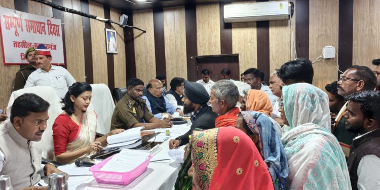 डीएम ने तहसील महराजगंज में सम्पूर्ण समाधान दिवस में फरियादियों की सुनी समस्याएं