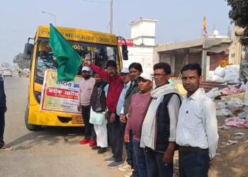 महाराजगंज: 100 छात्रों की गोरखपुर शैक्षिक यात्रा शुरू, बीआरसी से बस को दिखाई गई हरी झंडी