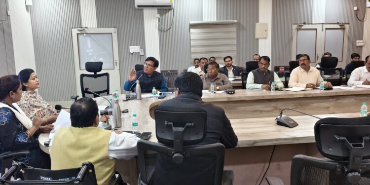 डीएम हर्षिता माथुर सख्त, कहा- पात्र को ही मिले पीएम आवास का लाभ