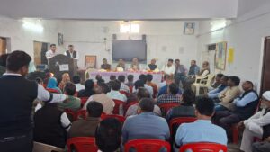 टीईटी अनिवार्यता पर शिक्षण कार्य में शिक्षक काली-पट्टी बांधकर कर रहे विरोध प्रदर्शन