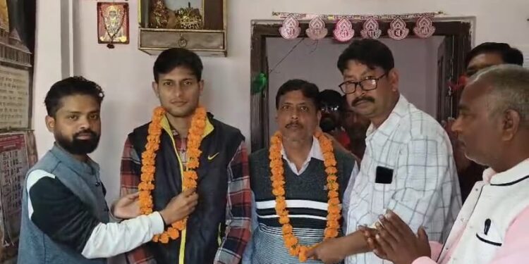 महाराजगंज: बृजमनगंज के आदित्य जायसवाल बने बैंक शाखा प्रबंधक, नगर में जश्न का माहौल