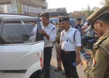 लखनऊ के शहीद पथ तिराहे पर पुलिस का एक्शन, बिना हेलमेट और ब्लैक फिल्म वाहनों पर कार्रवाई