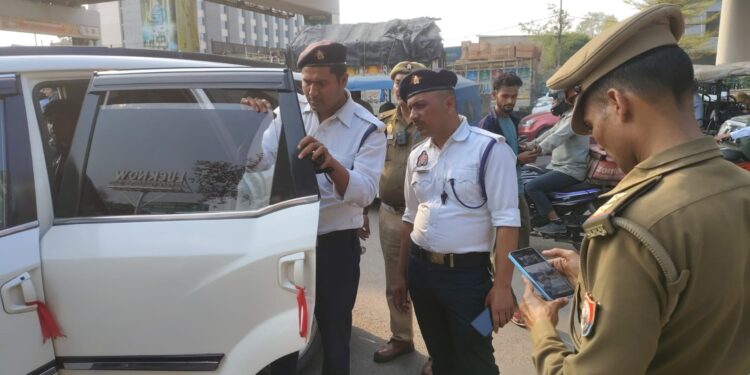 लखनऊ के शहीद पथ तिराहे पर पुलिस का एक्शन, बिना हेलमेट और ब्लैक फिल्म वाहनों पर कार्रवाई