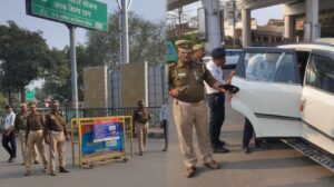 लखनऊ के शहीद पथ तिराहे पर पुलिस का एक्शन, बिना हेलमेट और ब्लैक फिल्म वाहनों पर कार्रवाई