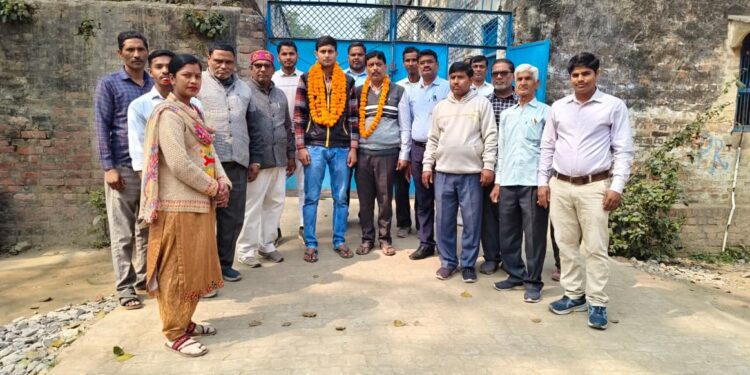 आईबीपीएस में चयनित आदित्य कुमार पहुंचे अपने स्कूल, गुरुजनों का लिया आशीर्वाद