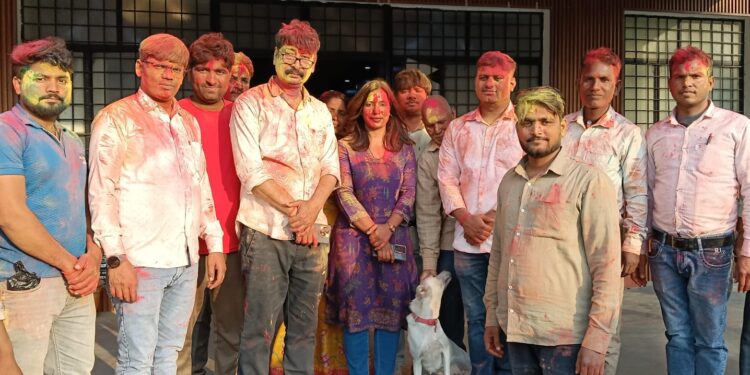 बृजमनगंज नगर पंचायत में होली मिलन समारोह, गुलाल और भाईचारे के रंग में रंगा कार्यालय