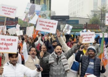 सरोजनीनगर में अजय राय के बयान के विरोध में प्रदर्शन, पुतला दहन