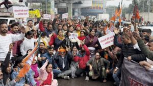 सरोजनीनगर में अजय राय के बयान के विरोध में प्रदर्शन, पुतला दहन