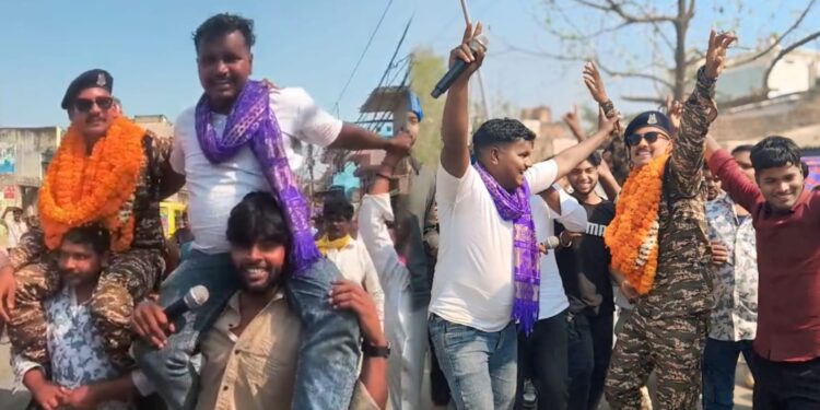 गांव के बेटे ने बढ़ाया मान: CRPF जवान शिवकुमार का बृजमनगंज में भव्य स्वागत