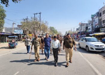 त्योहारों पर शांति बनाए रखने की अपील, जनपद में भारी पुलिस बल के साथ फ्लैग मार्च
