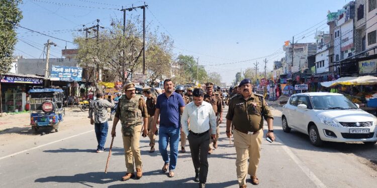 त्योहारों पर शांति बनाए रखने की अपील, जनपद में भारी पुलिस बल के साथ फ्लैग मार्च