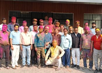 बृजमनगंज में पत्रकारों संग होली मिलन, नगर अध्यक्ष ने खिलाई मिठाई