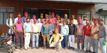 बृजमनगंज में पत्रकारों संग होली मिलन, नगर अध्यक्ष ने खिलाई मिठाई