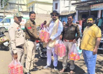 होली पर पुलिस जवानों के लिए स्वल्पाहार, युवा नेता शिवांश जैन की अनोखी पहल