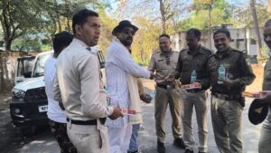 होली पर पुलिस जवानों के लिए स्वल्पाहार, युवा नेता शिवांश जैन की अनोखी पहल