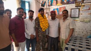 CRPF जवान बनकर घर लौटे गणेश भास्कर, शिक्षकों से लिया आशीर्वाद