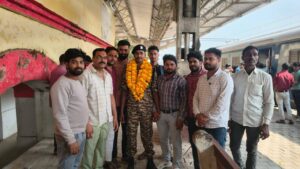 CRPF जवान बनकर घर लौटे गणेश भास्कर, शिक्षकों से लिया आशीर्वाद