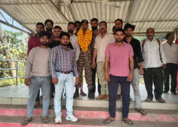 CRPF जवान बनकर घर लौटे गणेश भास्कर, शिक्षकों से लिया आशीर्वाद