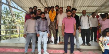 CRPF जवान बनकर घर लौटे गणेश भास्कर, शिक्षकों से लिया आशीर्वाद