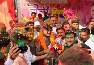 सरोजनीनगर में भव्य होली मिलन: हजारों लोगों के साथ रंगों में रमे डॉ. राजेश्वर सिंह