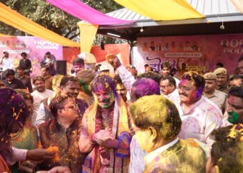 सरोजनीनगर में भव्य होली मिलन: हजारों लोगों के साथ रंगों में रमे डॉ. राजेश्वर सिंह