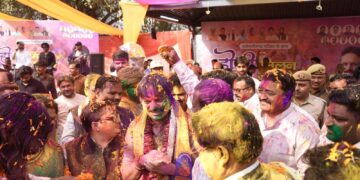 सरोजनीनगर में भव्य होली मिलन: हजारों लोगों के साथ रंगों में रमे डॉ. राजेश्वर सिंह