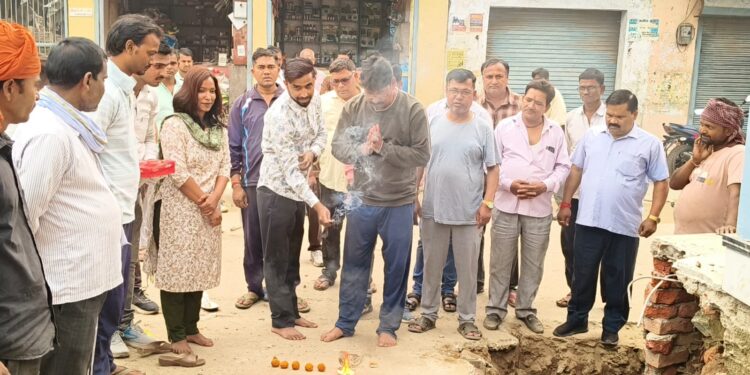 बृजमनगंज वार्ड नंबर 7 में नाला निर्माण का शुभारंभ, जलभराव की समस्या से मिलेगी राहत