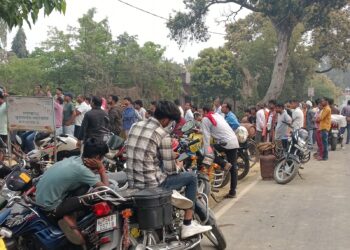 बृजमनगंज में गैस के लिए मची अफरा-तफरी, घंटों लाइन में खड़े रहने को मजबूर लोग