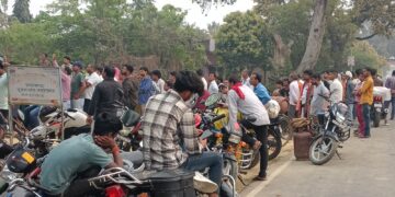 बृजमनगंज में गैस के लिए मची अफरा-तफरी, घंटों लाइन में खड़े रहने को मजबूर लोग