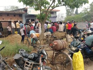 गैस एजेंसी में लगी उपभोक्ताओं की भीड़