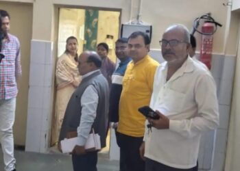 सीएमओ ने बृजमनगंज सीएचसी का किया औचक निरीक्षण, गंदगी पर जताई कड़ी नाराजगी