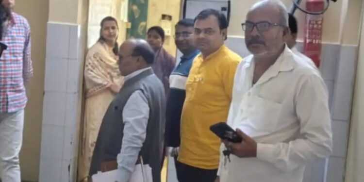 सीएमओ ने बृजमनगंज सीएचसी का किया औचक निरीक्षण, गंदगी पर जताई कड़ी नाराजगी