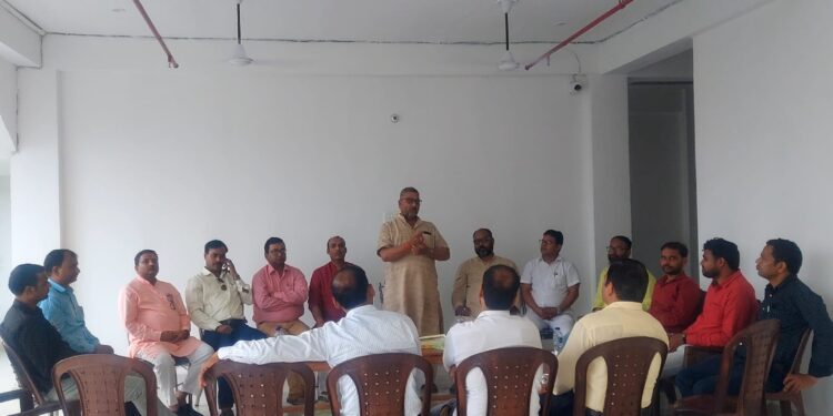 टीईटी अनिवार्यता के फैसले पर भड़के शिक्षक, महराजगंज में बैठक कर आंदोलन का ऐलान