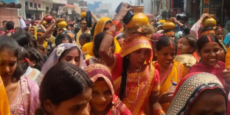 बृजमनगंज में शतचंडी महायज्ञ की भव्य कलश यात्रा, हजारों श्रद्धालु हुए शामिल