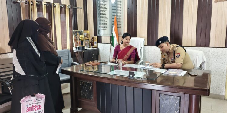 थाना समाधान दिवस पर डीएम-एसपी ने सुनीं शिकायतें, अधिकारियों को दिए सख्त निर्देश