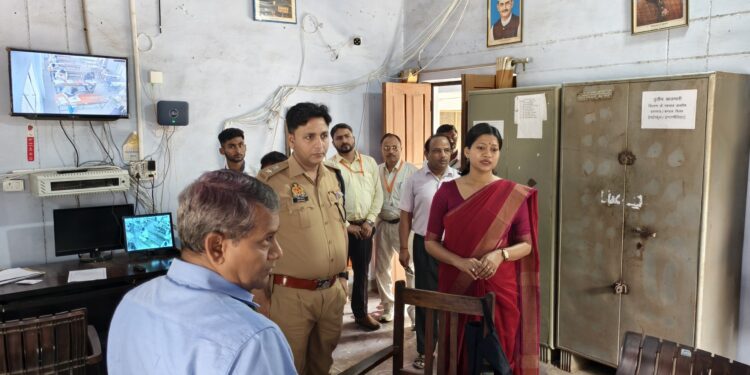 रायबरेली में पुलिस भर्ती परीक्षा: डीएम-एसपी ने किया परीक्षा केंद्रों का औचक निरीक्षण