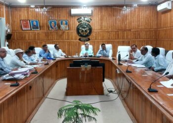 बहराइच में डीएम अक्षय त्रिपाठी की सख्ती, भूमि अधिग्रहण कार्यों में देरी पर दिए कड़े निर्देश