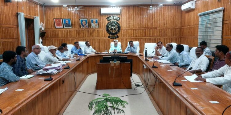 बहराइच में डीएम अक्षय त्रिपाठी की सख्ती, भूमि अधिग्रहण कार्यों में देरी पर दिए कड़े निर्देश