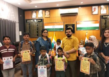 रामपुर में जनता दर्शन के दौरान भावुक दृश्य, डीएम ने 10 बेसहारा बच्चों को दिया सहारा