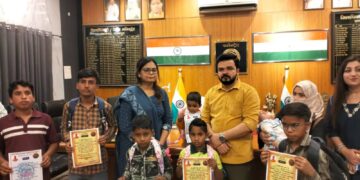 रामपुर में जनता दर्शन के दौरान भावुक दृश्य, डीएम ने 10 बेसहारा बच्चों को दिया सहारा