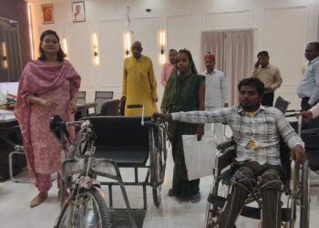जनसुनवाई में भावुक पल: रायबरेली डीएम ने दिव्यांग को दिलाई ट्राई साइकिल, आवास का भी दिलाया भरोसा