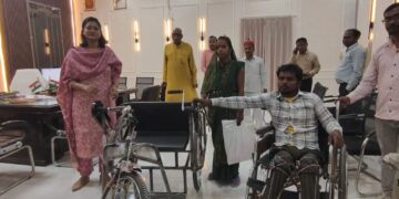 जनसुनवाई में भावुक पल: रायबरेली डीएम ने दिव्यांग को दिलाई ट्राई साइकिल, आवास का भी दिलाया भरोसा