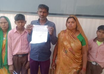 लखनऊ में रात 1 बजे गरीब का घर ढहाया! ओमेक्स कंपनी पर आरोप, परिवार पहुंचा डीएम के दरबार