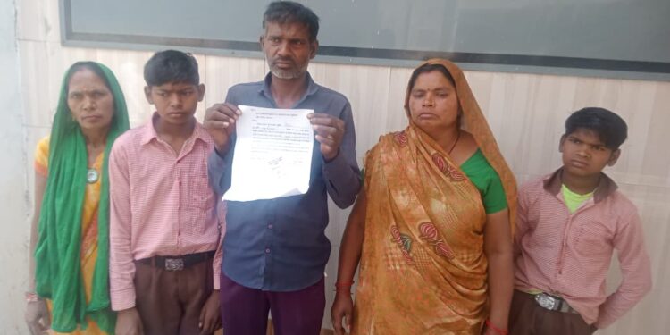 लखनऊ में रात 1 बजे गरीब का घर ढहाया! ओमेक्स कंपनी पर आरोप, परिवार पहुंचा डीएम के दरबार