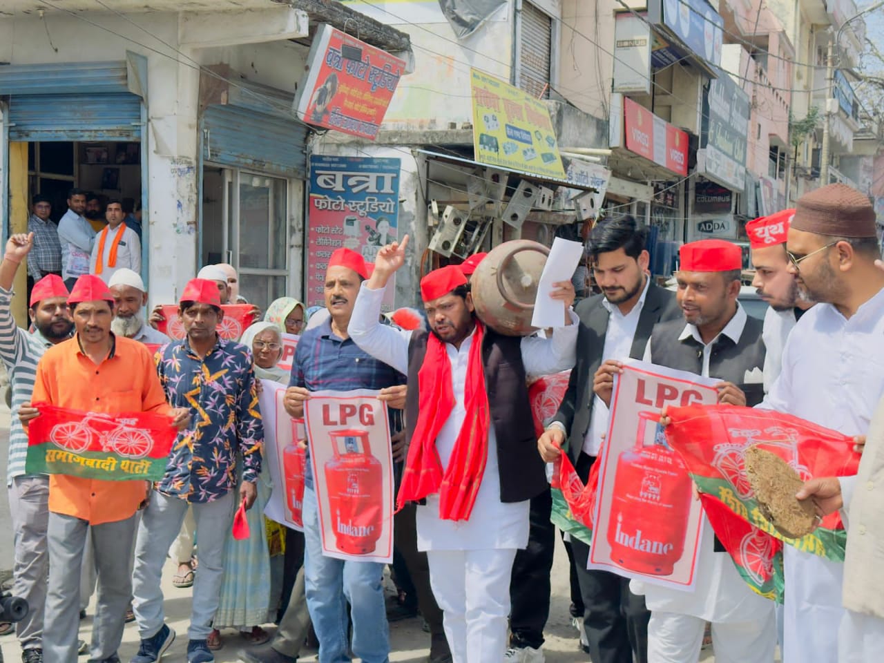 गैस किल्लत पर सड़कों पर उतरी सपा! गदरपुर में जोरदार प्रदर्शन, चक्का जाम की चेतावनी