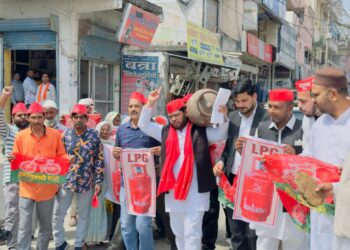 गैस किल्लत पर सड़कों पर उतरी सपा! गदरपुर में जोरदार प्रदर्शन, चक्का जाम की चेतावनी