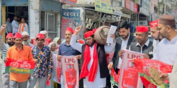 गैस किल्लत पर सड़कों पर उतरी सपा! गदरपुर में जोरदार प्रदर्शन, चक्का जाम की चेतावनी